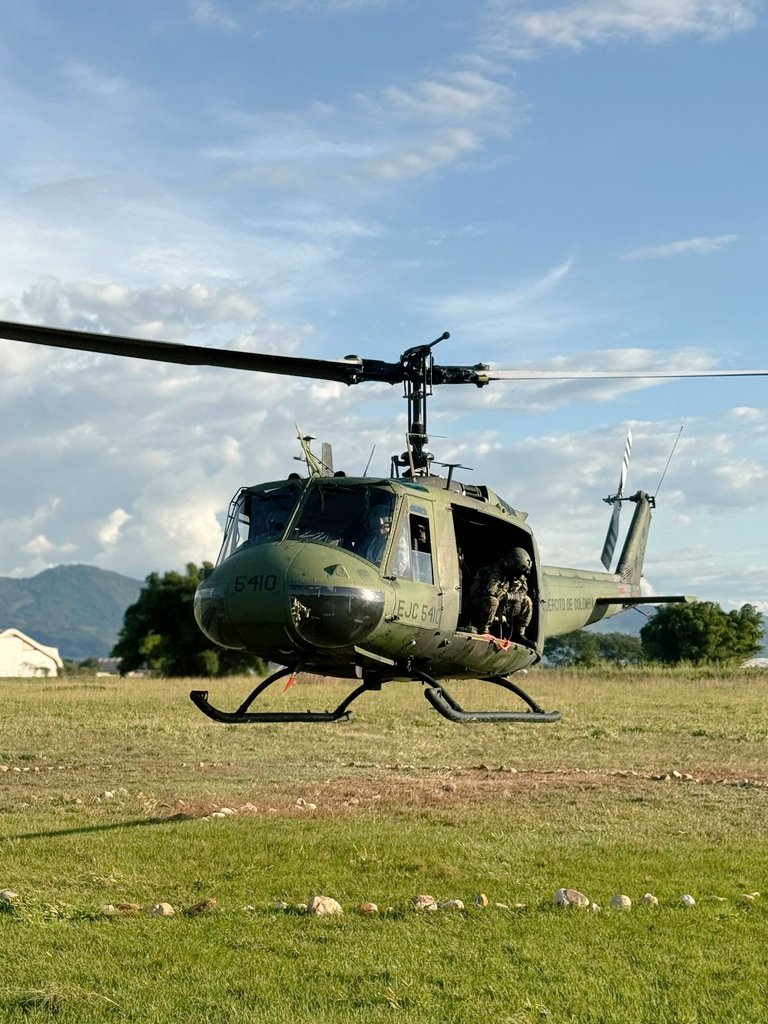 Ejercito_Davaa's tweet photo. Tripulaciones del helicóptero HUEY II del Batallón de Aviación N.° 5 realizan entrenamientos continuos que fortalecen sus destrezas en vuelo y su capacidad de coordinación en diferentes escenarios.

Estos ejercicios permiten mantener la preparación necesaria para responder de manera oportuna y efectiva a las operaciones militares, brindando apoyo aéreo a las tropas en tierra y contribuyendo a la seguridad de los colombianos en todo el territorio nacional.

#EntrenamientoMilitar