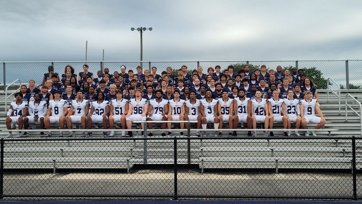 Meet the 2025 <a href="/MoravianFB/">Moravian Football</a> squad!! #HoundEm