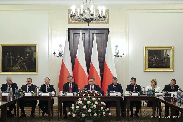 Mateusz Kotecki (@m_kotecki) on Twitter photo Dziś odbyła się uroczystość powołania doradców etatowych i społecznych Prezydenta RP.
Razem dla 🇵🇱 Dziś odbyła się uroczystość powołania doradców etatowych i społecznych Prezydenta RP.
Razem dla 🇵🇱