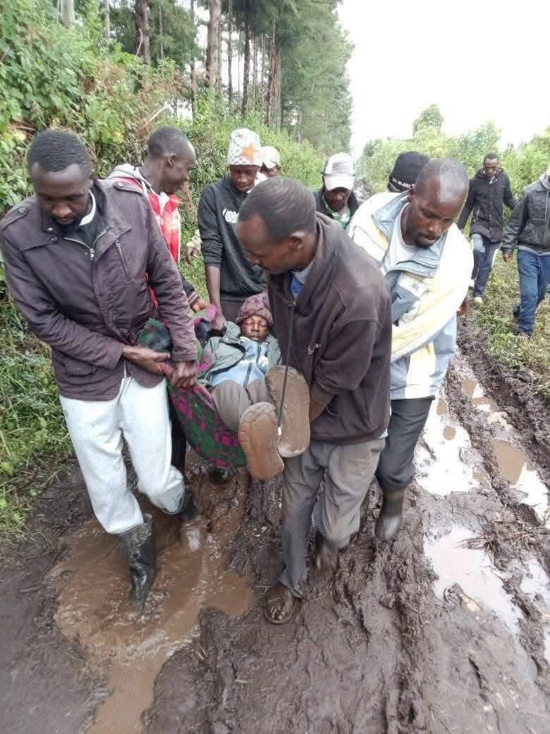 Below is Mr. Geoffrey Maritim of njoro ,nakuru being carried in a makeshift blanket stretcher taking him to hospital. 

Remember"hatukuli barabara" from mudavadi.

The governor went to states to give birth,maritim died on his way to the nearest hospital #RutoMustGo