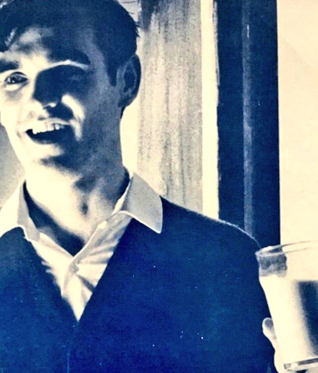 「スタンプがストリキニーネを染み込ませたモスリンの布をつかんでいた代わりに、ミルクのグラスをつかんだのだが。美青年スタンプの魅力に比べたら私は醜かったが、やらなければなはなかった。すでにシングルはチャート12位まで上昇していたからだ」（『モリッシー自伝』）健気で必死なモリッシー⋯。