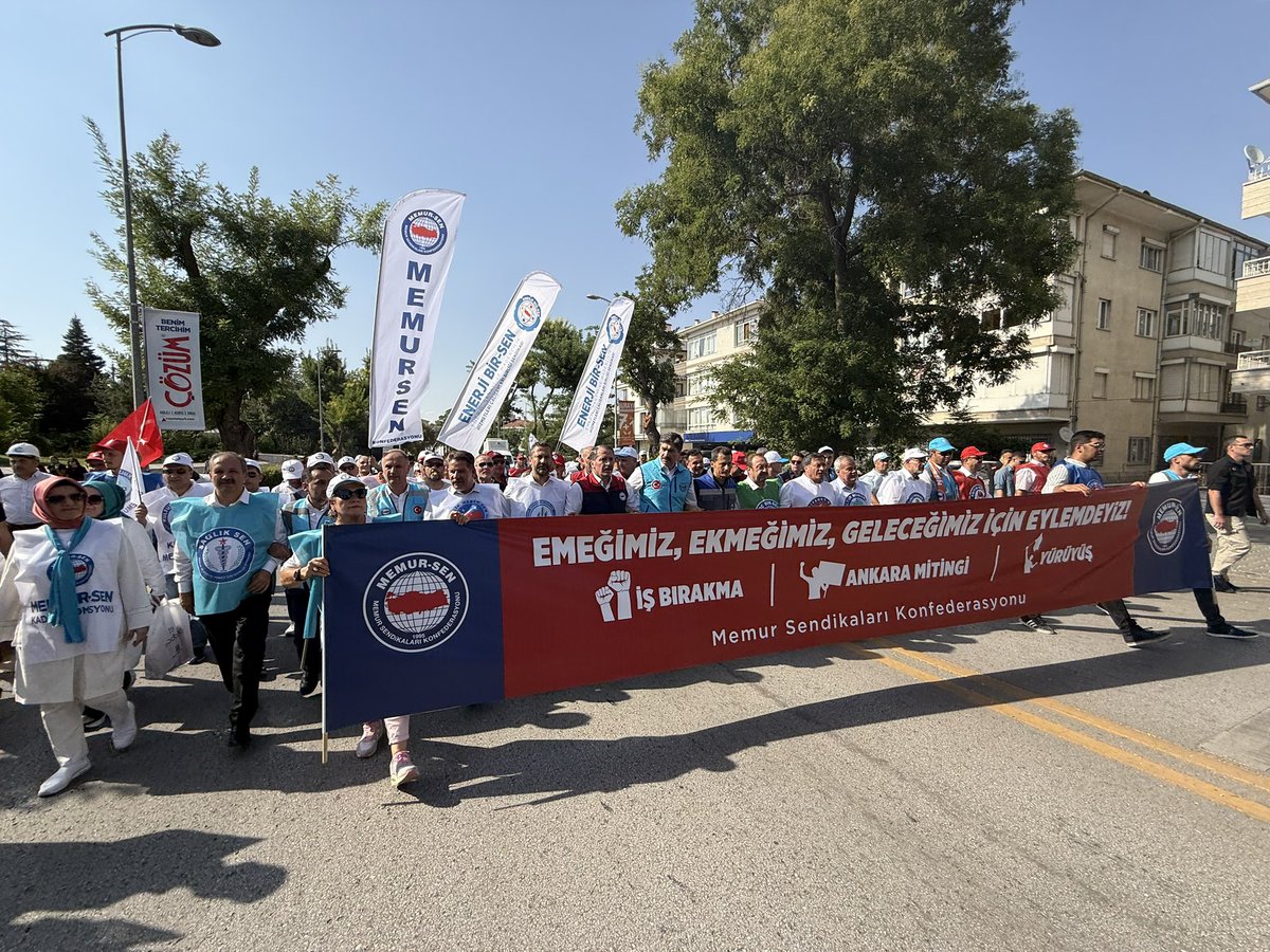 MemurSenKonf's tweet photo. Anadolu Meydanı’ndan Hazine ve Maliye Bakanlığı’na doğru yürüyoruz

Haklı taleplerimizi duyurmak için adım adım, omuz omuza ilerliyoruz.
Her adımımız adalet, her sesimiz hakkaniyet için.

#MemurMeydanda https://t.co/W2HG8zNPAo