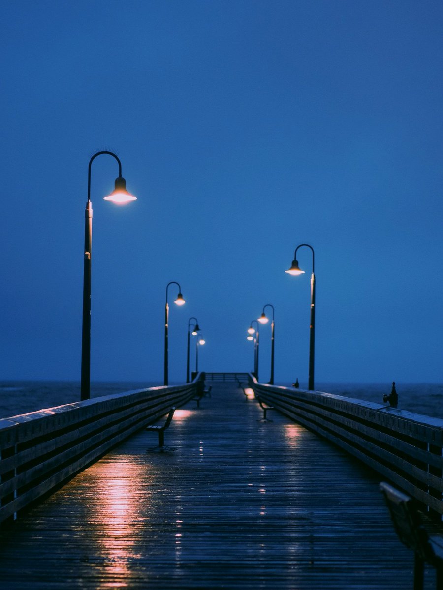 Notti di quarzo 
con inclusioni di stelle 
Lunghi e sottili 
i capelli d'oro antico
Filigrana intrecciata
dalla maestria
del vento di ponente 
Non occorreva un nome
Bastava non lasciarsi
mai le mani
E rimaneva di ogni istante 
l'inesorabilità del blu

Breath 
#MagariQualcosaResta