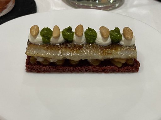 Lic_Rovere's tweet image. Lo que me ha hecho recordar el delicioso bocadillo de vendimia de @gofiomadrid. 

Menos mal que terminé de comer hace un momento, y tengo aún el buche lleno. Si no, me comía los calcetines a bocaos…

(Foto cortesía de @MisterEspeto)