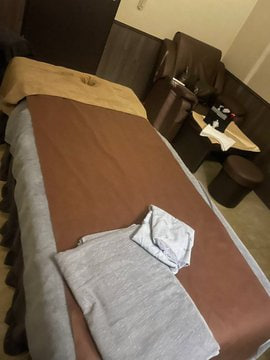 以前听说有的按摩很专业我还不信，这回信了… 

快给我按高潮了…