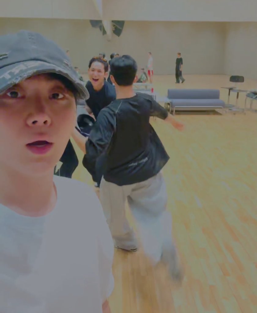 svt_allure's tweet photo. 도찐규찐 진짜 웃기넼ㅋㅋㅋㅋㅋ https://t.co/ZfwVzIx5L4