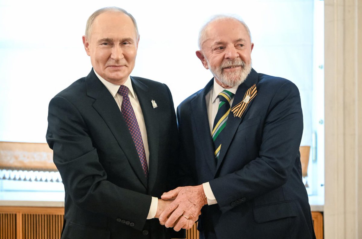 sputnik_brasil's tweet photo. 🇧🇷📞🇷🇺 Putin liga para Lula e compartilha detalhes de reunião com Trump no Alasca
 
Nesta segunda-feira (18), o presidente Luiz Inácio Lula da Silva recebeu uma ligação do presidente russo Vladimir Putin, que durou cerca de 30 minutos.
 
Durante a conversa, Putin compartilhou informações sobre sua reunião com Donald Trump, realizada no Alasca no dia 15 de agosto, avaliando-a como positiva.
 
Ele também reconheceu o envolvimento do Brasil no Grupo de Amigos da Paz, iniciativa conjunta com a China. Lula agradeceu o contato e reafirmou o apoio brasileiro a esforços por uma solução pacífica para o conflito entre Rússia e Ucrânia, desejando sucesso às negociações.