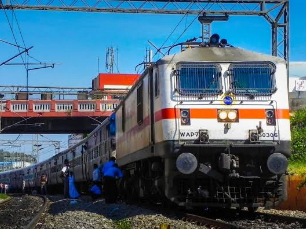 psuconnect's tweet image. Indian Railway achieves milestone by commissioning renewable solar panel system between tracks...

Read here-👇
psuconnect.in/railway-news/i… 

#GreenEnergyInnovation #SolarPanelSystem #BanarasLocomotiveWorks #SustainableRailways #RenewableEnergyIndia @RailMinIndia