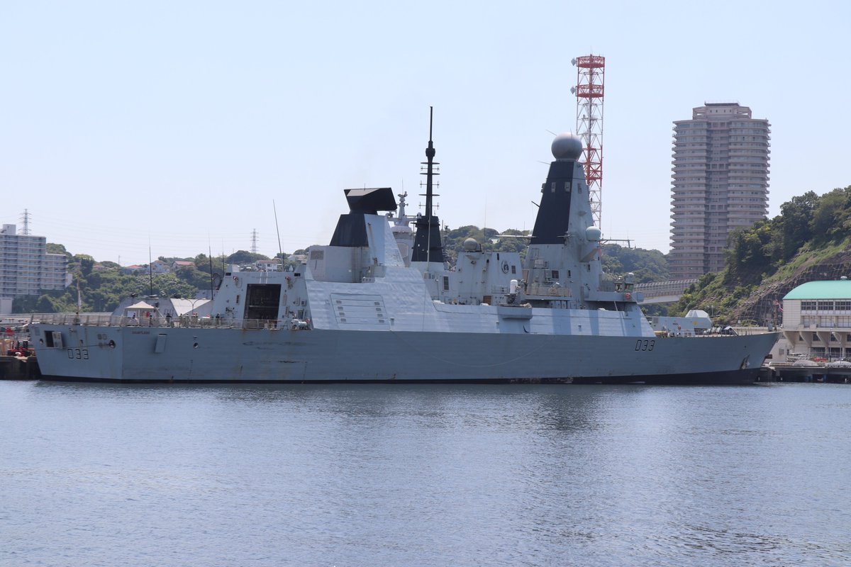 gebinbo's tweet photo. 英海軍空母「プリンスオブウェールズ」と、英駆逐艦「ドーントレス」、ノルウェー海軍「ロアール・アムンセン」みてきた！

艦載機マシマシの空母はいいぞ https://t.co/1PI1QhAkTq
