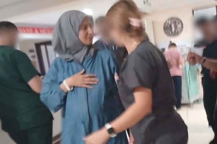 BÜTÜN DÜNYA DUYSUN

Edirne L Tipi CezaeviNde tutuklu olan 9 AYLIK HAMİLE Merve Zayım, yaklaşık 1 saat önce doğum yaptı.  

Kelepçelerin altında, jandarmaların gölgesinde gerçekleşen bu hukuksuzluğu herkes duysun. Sonra kimse 'görmedik, duymadık bilmiyorduk' demesin.