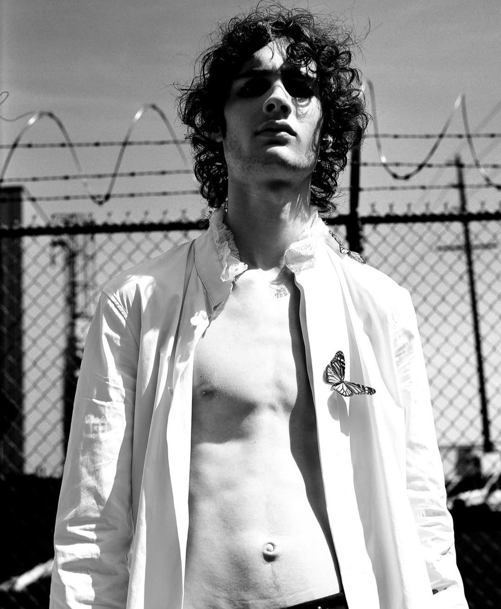 teamsombr's tweet photo. MAGNÍFICO!! | Sombr para i-D: https://t.co/JdbEqNbt2t