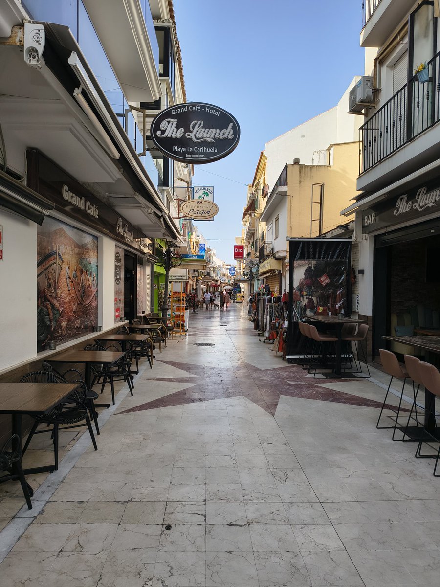 Hoy caminaba por La Carihuela (Torremolinos, España) y una señora entrada en años, de la nada, me gritó "Palestina libre". Dejando de lado que el único elemento distintivo en mí persona era mí kipá, símbolo del judaísmo y no del Estado de Israel (para los que aún se hacen llamar