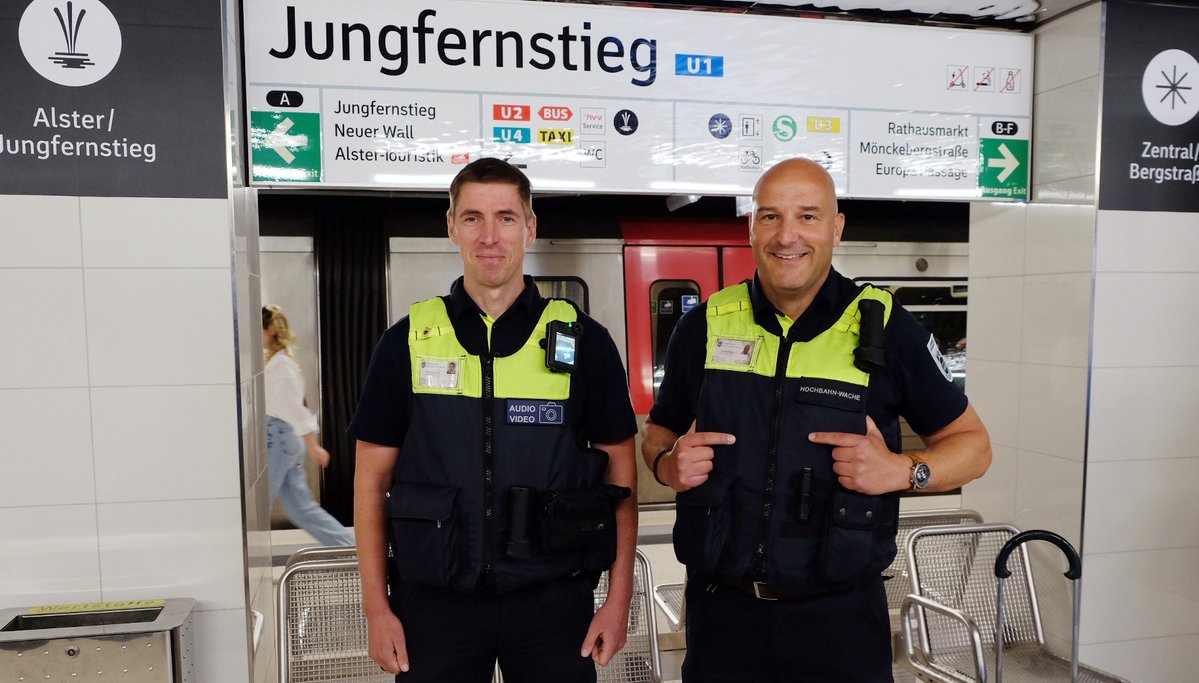 hochbahn's tweet photo. Ab sofort sind die Teams der Hochbahn-Wache mit Bodycams unterwegs, die sie bei Bedarf einschalten können. Das setzt auf einen bewährten Effekt: Häufig reicht schon das Einschalten der Cam, um eine brenzlige Situation zu entschärfen.

Alle Details im Kommentar! 👇 https://t.co/c7lqRNw73y