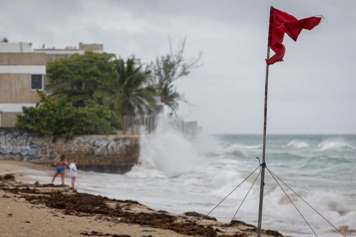 GlobalNetw33's tweet image. ⚡🇵🇷 𝗠𝗮́𝘀 𝗱𝗲 𝟳𝟱,𝟬𝟬𝟬 𝗰𝗹𝗶𝗲𝗻𝘁𝗲𝘀 𝗱𝗲 𝗟𝗨𝗠𝗔 𝘀𝗶𝗻 𝗹𝘂𝘇 🔌 Tras el paso indirecto del huracán Erin, brigadas intentan restablecer el servicio en Bayamón, Arecibo, Caguas y San Juan 🌧️

Fuentes: El Nuevo Día, Primera Hora
Like y  🔁
#PuertoRico #Erin #LUMA