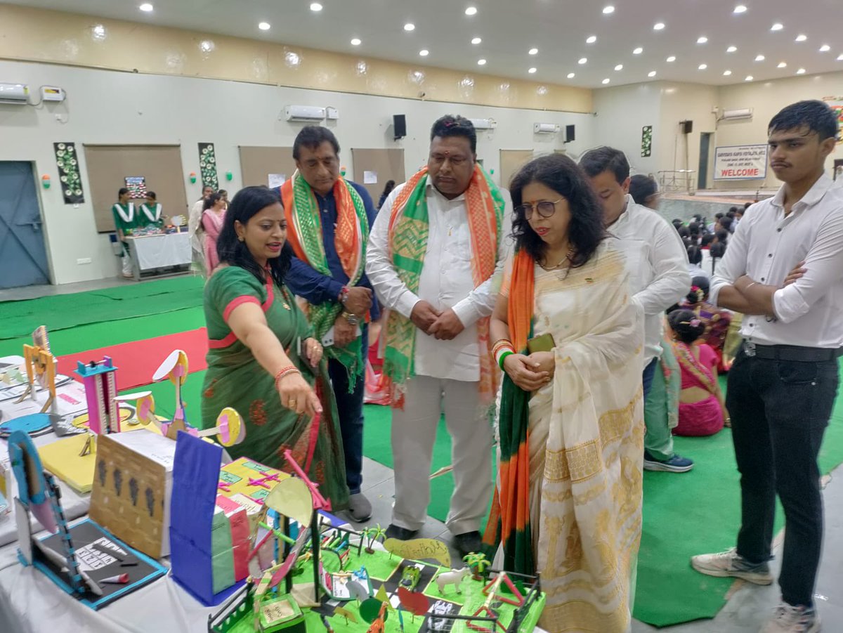 SKV2_PB's tweet image. Celebrating creativity &amp;amp; learning at TLM Exhibition, SKV No-2 Punjabi Bagh! 🌟 Guided by our Principal Ma’am, Ms. Ranjana Budhiraja. #InnovativeLearning 

@Dir_Education