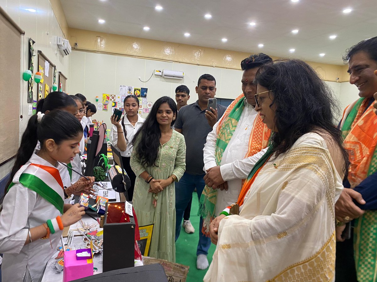 SKV2_PB's tweet image. Celebrating creativity &amp;amp; learning at TLM Exhibition, SKV No-2 Punjabi Bagh! 🌟 Guided by our Principal Ma’am, Ms. Ranjana Budhiraja. #InnovativeLearning 

@Dir_Education