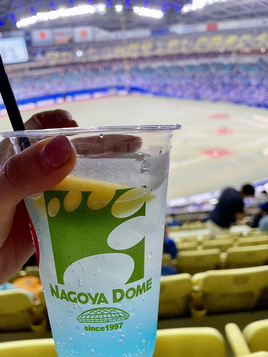 人生初の空間へ⚾️
野球好きの友達のおかげでなにもわからない私も楽しめました🍺
元々、つば九郎とDB.スターマン好きですが球場のドアラもクールで好感度あがりました🐨
選手とお客さんの空気感が音楽の世界と似てる気がしておもしろかったです🐱✨
機会があればまた観戦してみたいです△△

#どらポジ