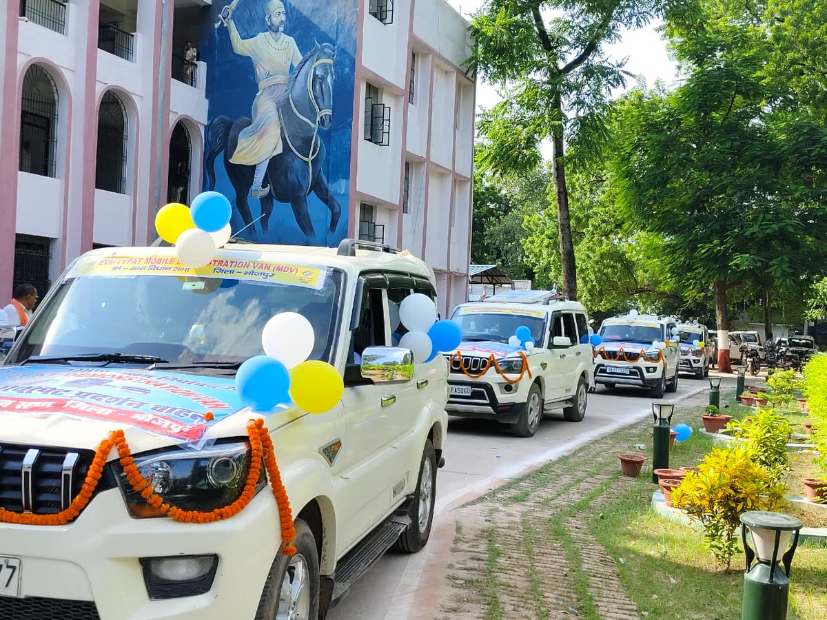 आज दिनांक 18.08.2025 को आगामी बिहार विधानसभा आम निर्वाचन 2025 के निमित्त, जिले के सभी सातों विधानसभा निर्वाचन क्षेत्रों में EVM/VVPAT के प्रदर्शन हेतु मोबाइल डेमोन्स्ट्रेशन वैन (MDV) को उप विकास आयुक्त भोजपुर के द्वारा हरी झंडी दिखाकर रवाना किया गया।
