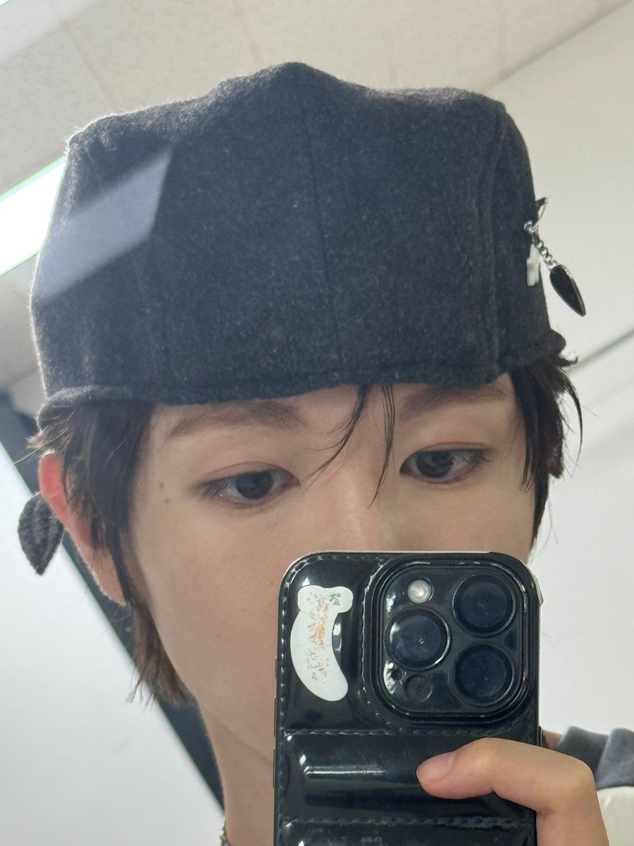 율이 원래 항상 밝게 인사하면서 오는데
오늘은 아무 말 없이 임티랑 셀카 보내주고 갔어ㅠㅠㅠ