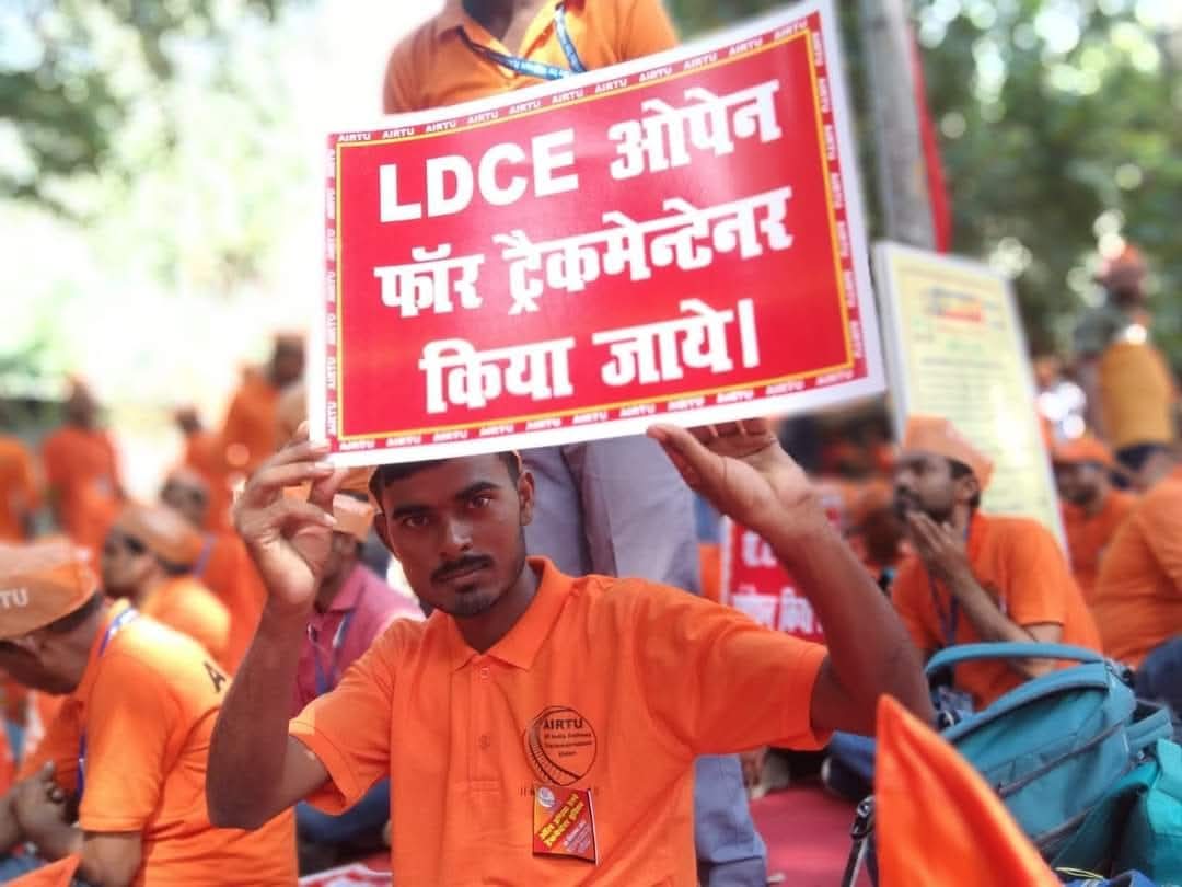 Indraji98940560's tweet image. जब RRB RRC भर्ती के लिए एक ही परीक्षा एक ही दौड़ एक ही मेडिकल के फिर विभागीय पदोन्नति में भेदभाव क्यों...
ट्रैकमैन भी शिक्षित है #LDCE_pen_to_all देना होगा।
#Justice_For_Trackman #Ldce_Open_To_All
@RahulGandhi @PMOIndia  @AshwiniVaishnaw @yadavakhilesh @INCIndia