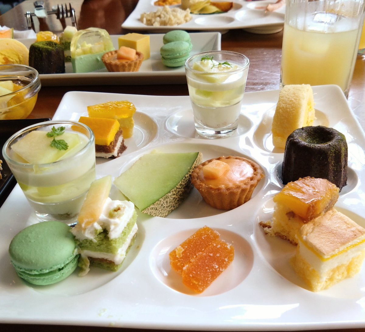 mesomomo's tweet image. XEX日本橋へ行ってきました。メロンブッフェの名に恥じない美味しさのメロンスイーツは小さめカットで嬉しくいつものローストビーフやピザも美味しい。ただ普通にカットメロンもあるんだけど、全然熟れていなかった。みんなたくさん取っていくから間に合わないのかな・・・。