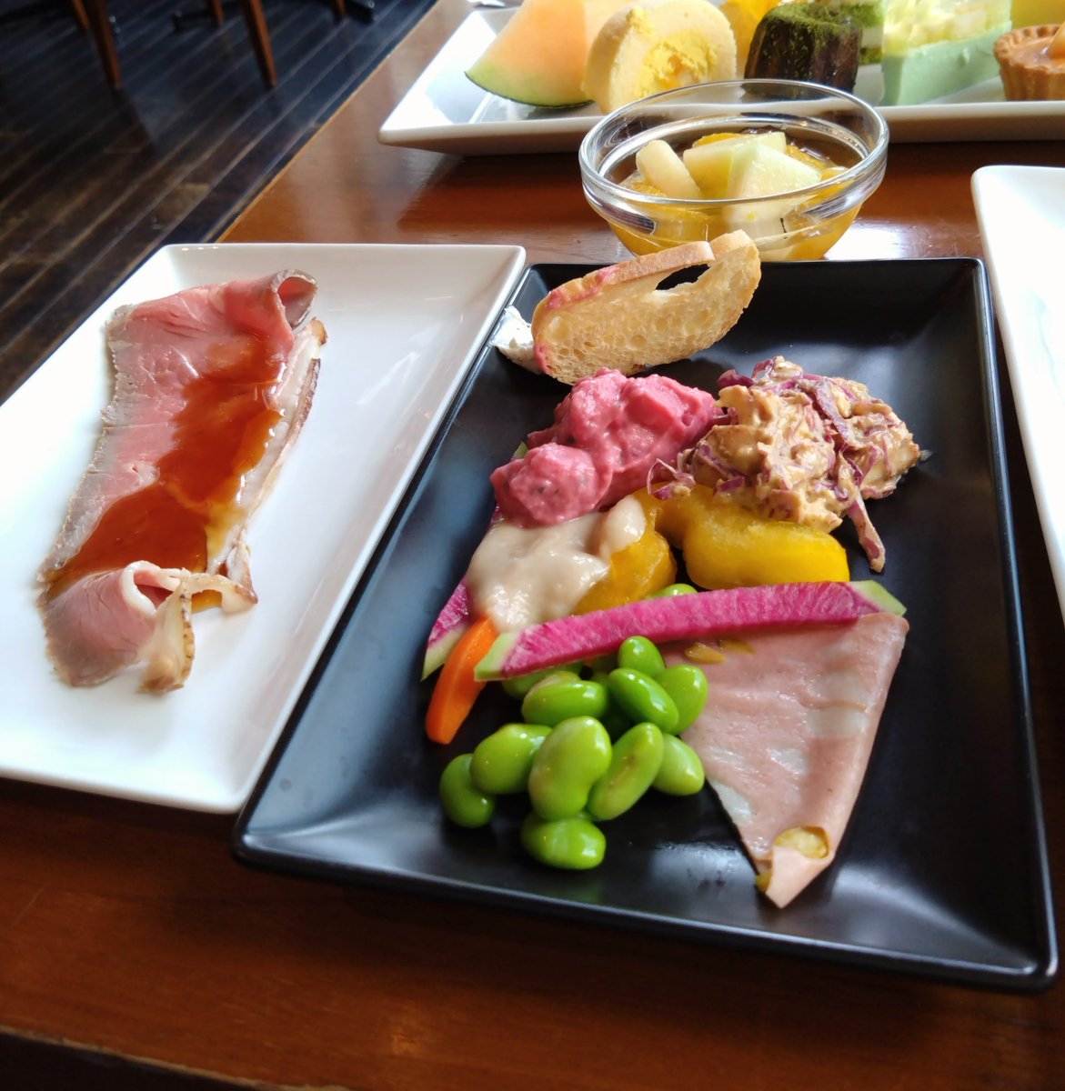 mesomomo's tweet image. XEX日本橋へ行ってきました。メロンブッフェの名に恥じない美味しさのメロンスイーツは小さめカットで嬉しくいつものローストビーフやピザも美味しい。ただ普通にカットメロンもあるんだけど、全然熟れていなかった。みんなたくさん取っていくから間に合わないのかな・・・。