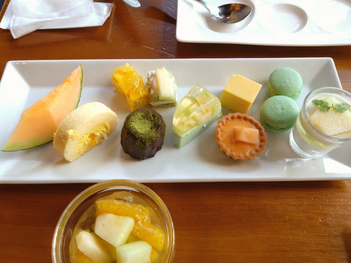 mesomomo's tweet image. XEX日本橋へ行ってきました。メロンブッフェの名に恥じない美味しさのメロンスイーツは小さめカットで嬉しくいつものローストビーフやピザも美味しい。ただ普通にカットメロンもあるんだけど、全然熟れていなかった。みんなたくさん取っていくから間に合わないのかな・・・。