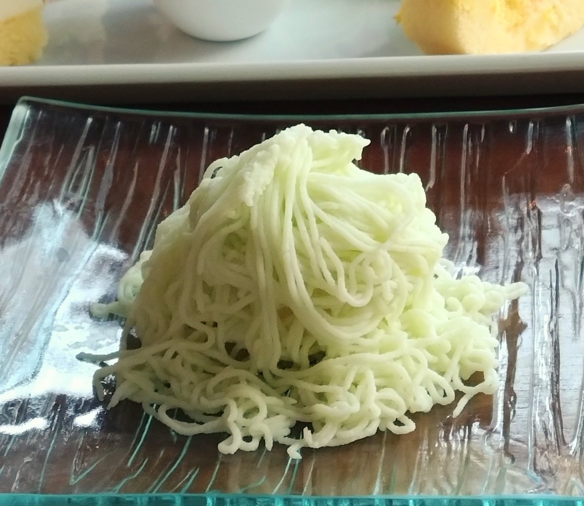 mesomomo's tweet image. XEX日本橋へ行ってきました。メロンブッフェの名に恥じない美味しさのメロンスイーツは小さめカットで嬉しくいつものローストビーフやピザも美味しい。ただ普通にカットメロンもあるんだけど、全然熟れていなかった。みんなたくさん取っていくから間に合わないのかな・・・。