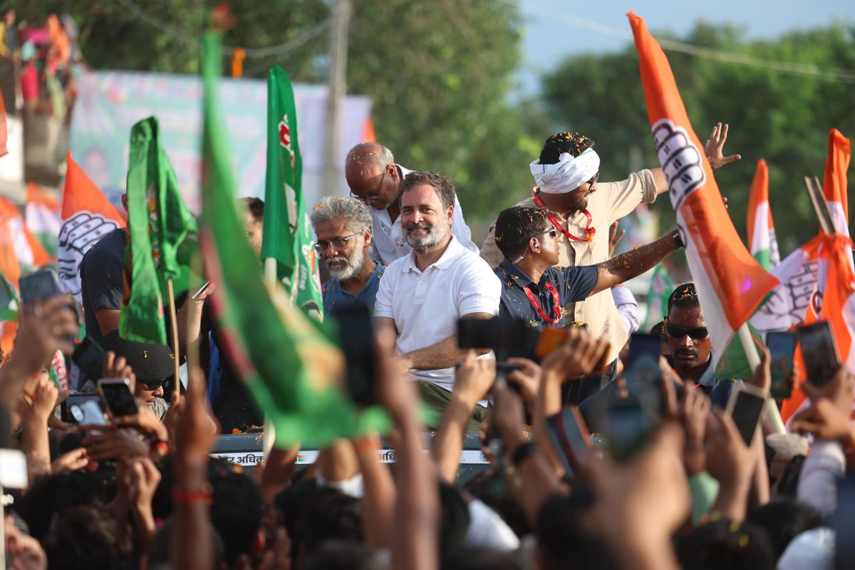 जनता का अधिकार बचाएंगे
वोट चोरों को गद्दी से हटाएंगे 

📍 गया जी
#VoterAdhikarYatra
