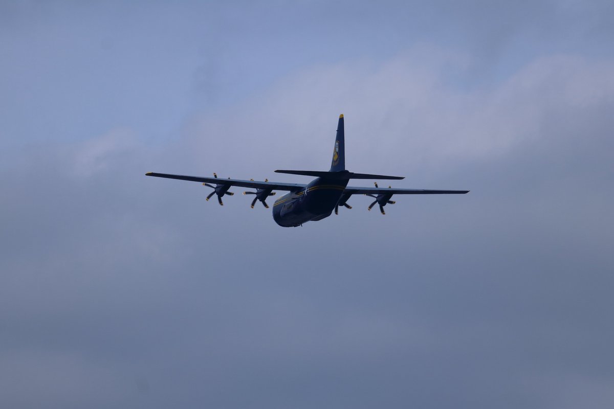 somat_ta's tweet image. Seafair Air Show Day 3のみ飛んだFat Albert
Blue Angelsの支援を支援するための輸送機が会場を盛り上げるというプログラムが最終日であるDay 3のみありました！
綺麗で美しい塗装をしたハークが超低空飛行してて楽しかった～
#BlueAngels
#FatAlbert
#Seafair
#Seafair2025
#SeafairAirshow