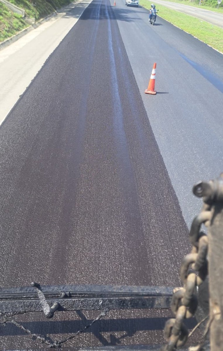 immacsas's tweet photo. 🚧 Caso de éxito en #conservaciónVial.
Cada vez más concesiones en 🇨🇴 confían en el micropavimento (Slurry Seal) para mantener sus corredores.
✅ Más kilómetros preservados
✅ Menor costo de mantenimiento
✅ Mayor seguridad y durabilidad
¡La confianza en la tecnología avanza! https://t.co/oD9puWrsZi