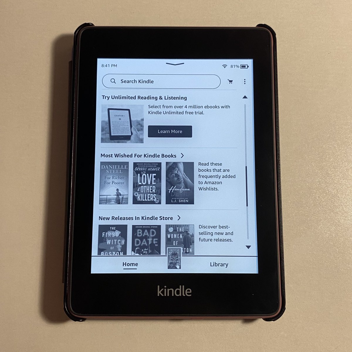 I finally got myself second hand kindle just bought it from my beloved <a href="/booksarerosie/">ocha 🌙</a> and she gave me a looot of cute freebies AND OMG HANDWRITTEN LETTERS??? I WINNNNN🥹🫶🏻🥹 THANKK YOU SO MUCH OCHA <3 🥹🥹 i’ve been dreaming having kindle since forever now SHE’s here…😭😭