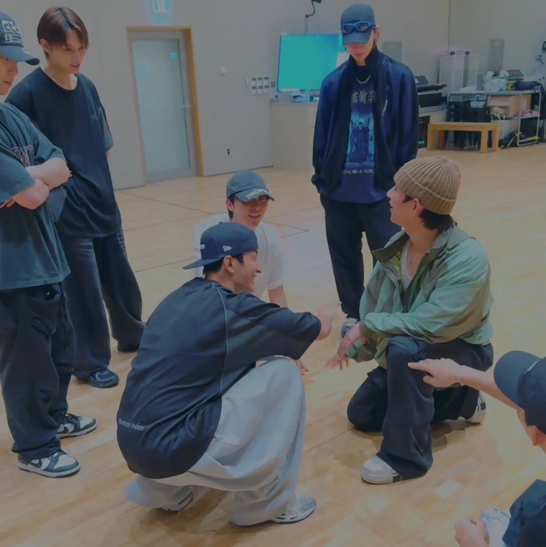 _wonuwo's tweet photo. seventeen is so random turning on weverse live and play games like their life and future depends on it 😭 https://t.co/3SlViMQLIt
