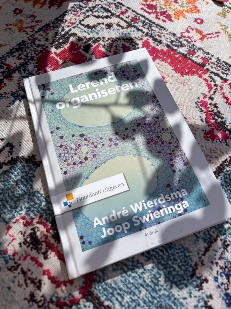 Bijna knap dat ik pas afgelopen week het bestaan van dit boek ontdekte! Zo zeg.

Absurd om thuis te komen in zo’n oud boek. En toen meteen de vraag waarom dit niet op elke maatschappelijke opleiding onderwezen wordt. Op elk hbo met vooruitzicht op een baan in de samenleving.