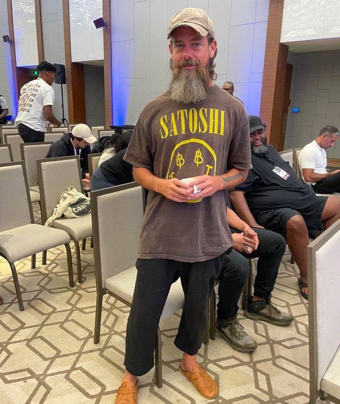 0x_Discover's tweet photo. He built Twitter.

He’s betting it all on $BTC.

But what if Jack Dorsey is actually… Satoshi Nakamoto? 🧵 https://t.co/O5Yl4wvu7G