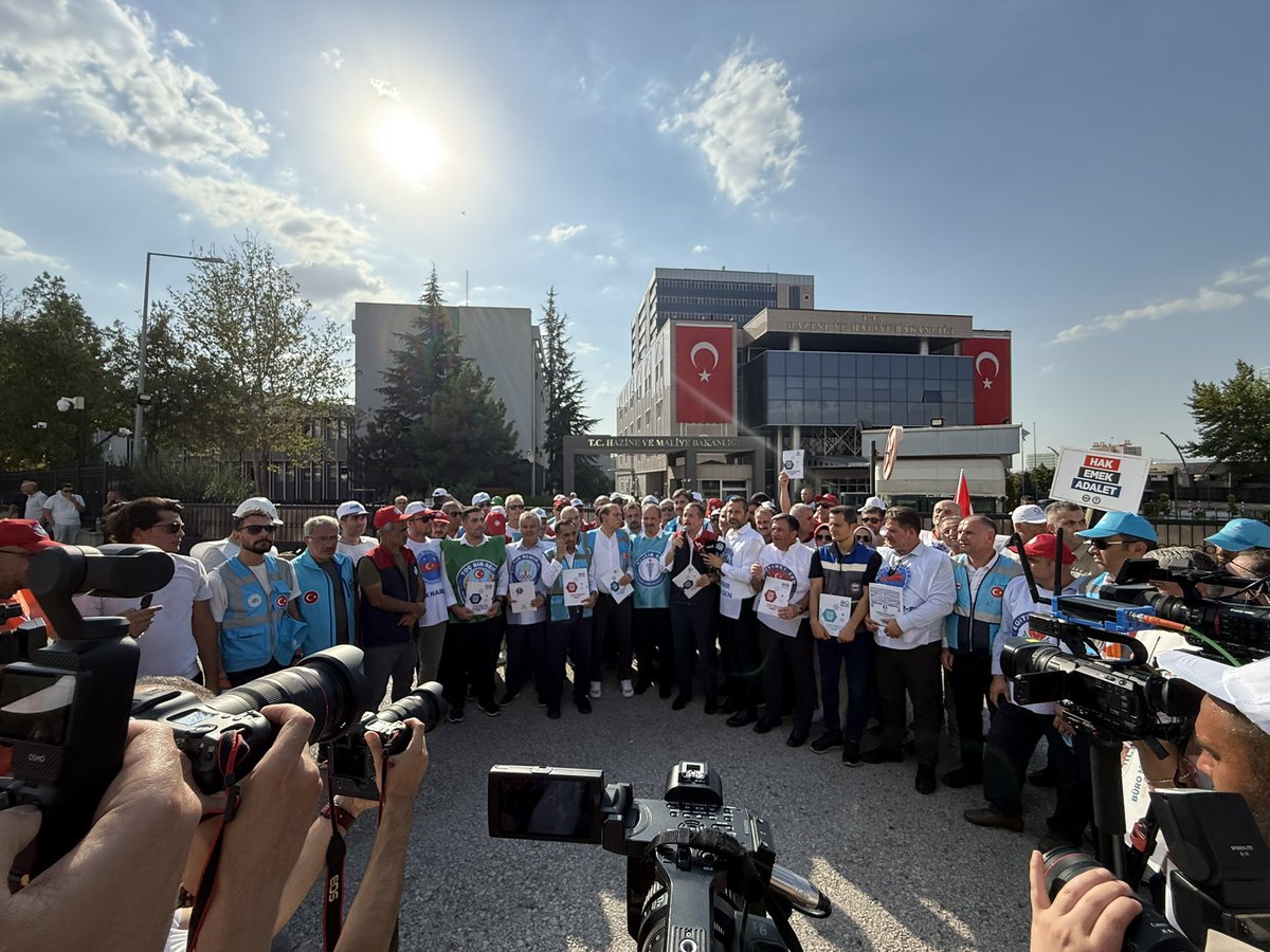 Hazine ve Maliye Bakanlığı’nın önünden haykırıyoruz:
“Gelirde adalet, ücrette denge, emeğe saygı istiyoruz!”
Sözümüz net, irademiz kararlı.
#MemurMeydanda