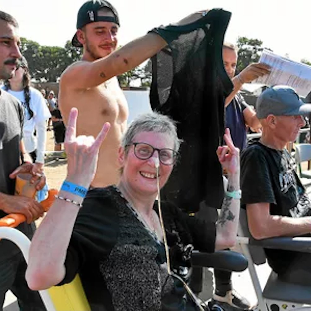 🇫🇷 Sterenn et David, deux patients en soins palliatifs, ont pu profiter d'un concert au Festival Motocultor en Bretagne. Une véritable « bouffée d’oxygène» pour eux, et notamment pour David qui n’était pas sorti de l’hôpital depuis deux mois. Sterenn, quant à elle, a eu