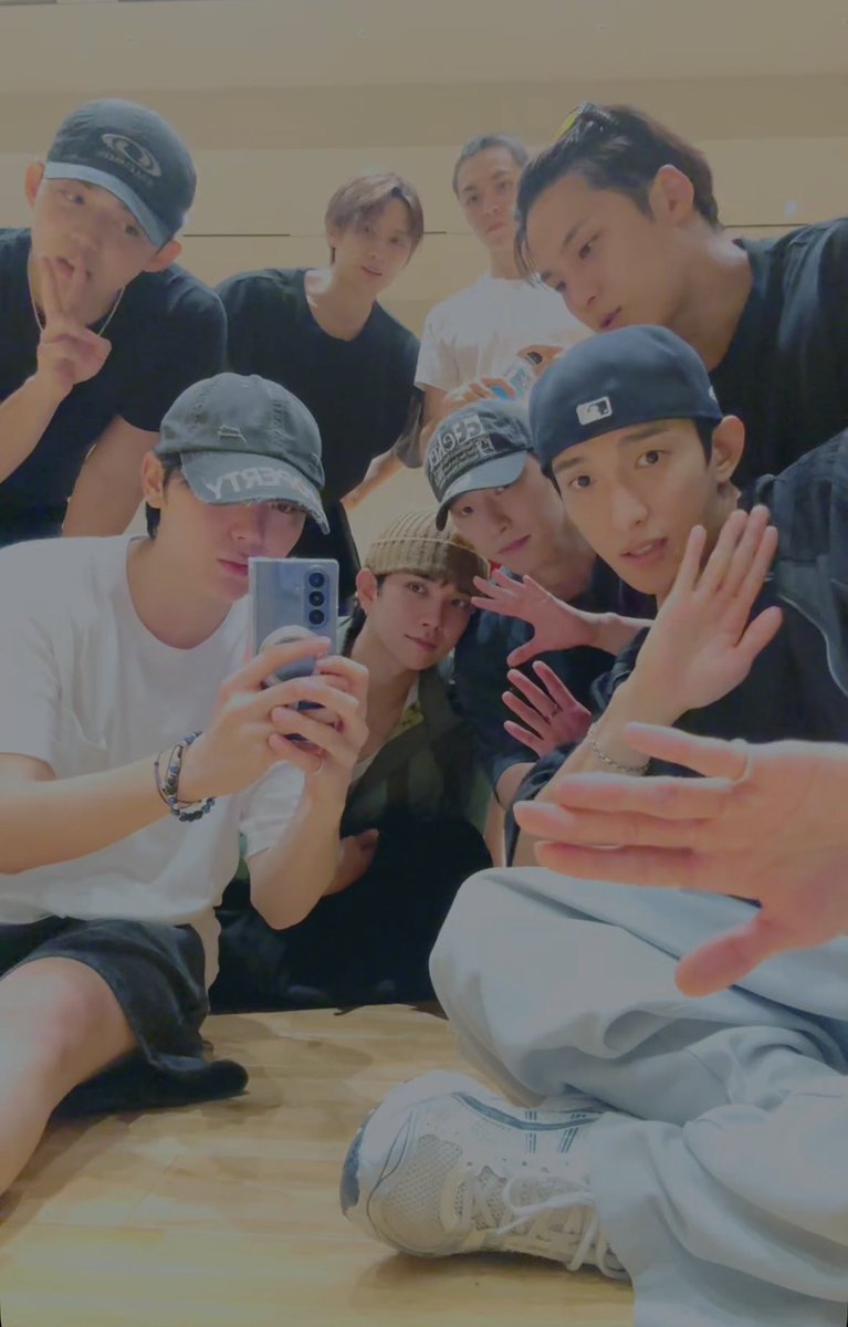 최애가 위라를 켜서 들어갔더니 다같이 있어 연습 쉬는시간에 갑자기 하고싶어서 왔단다 이건 사랑이야💗