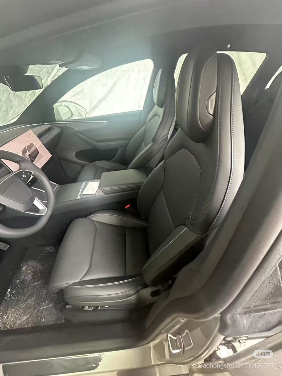 TeslaNewswire's tweet image. 🔥🔥 First pics of the 6-seater Model Y L interior