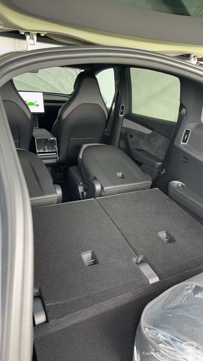 TeslaNewswire's tweet image. 🔥🔥 First pics of the 6-seater Model Y L interior