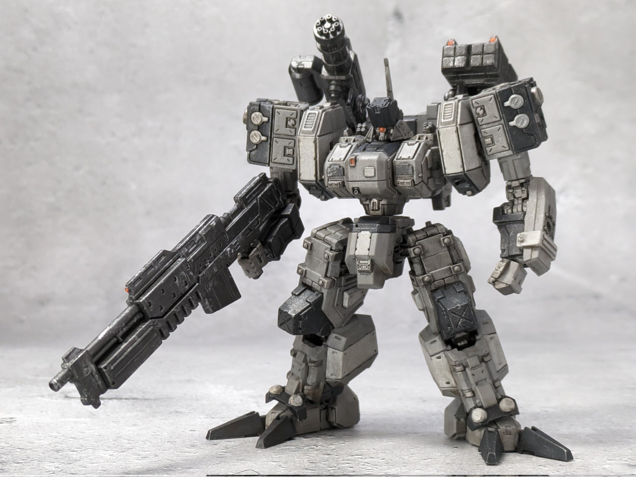 伸び～るロボット❁¨̮スクイーズ Make: Japan | 会場に突如現れた8体の「魔改造モンスター」たち