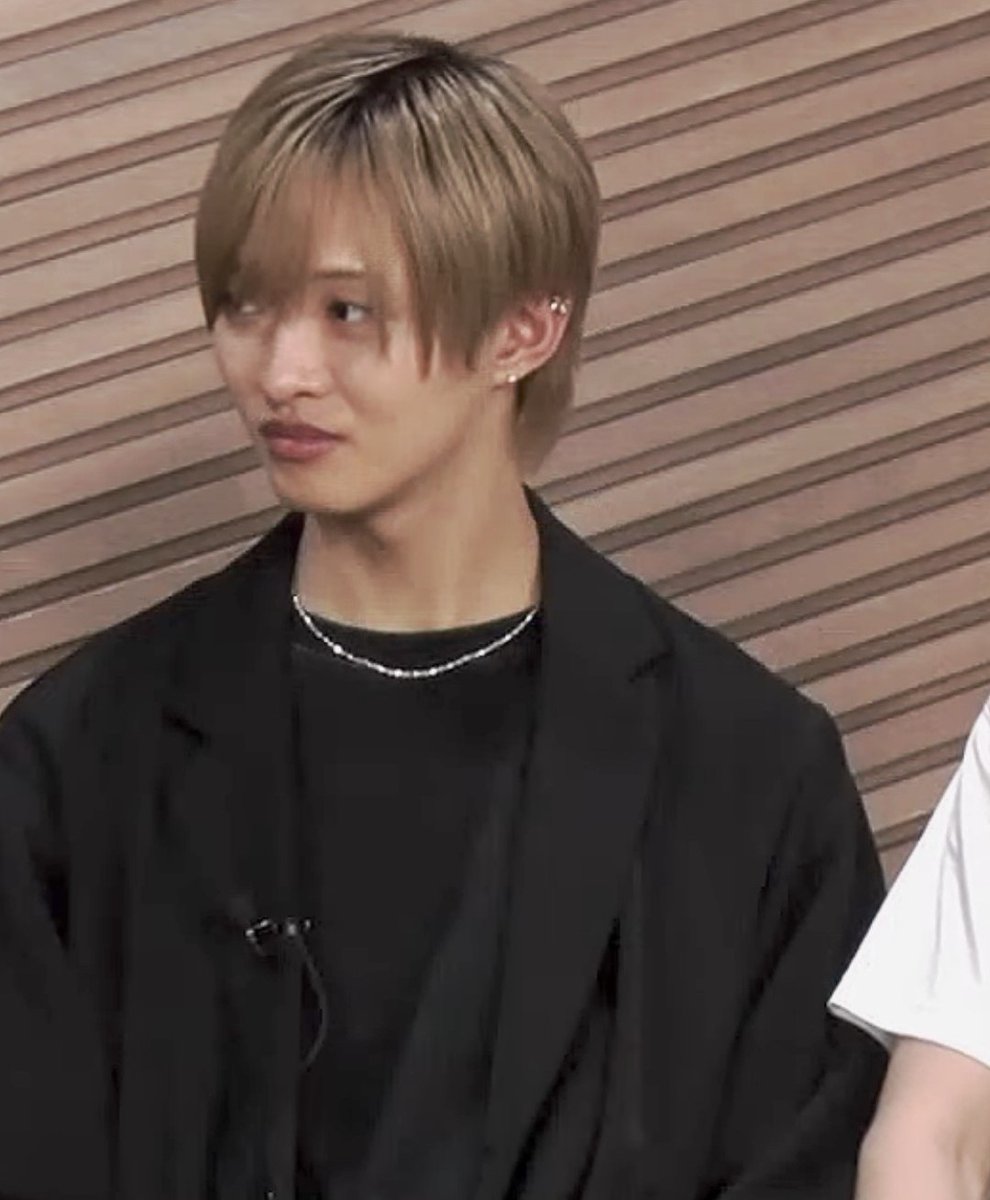 今日は特別な日だから軟骨にも蝶（お花？）のピアスしてる新くん