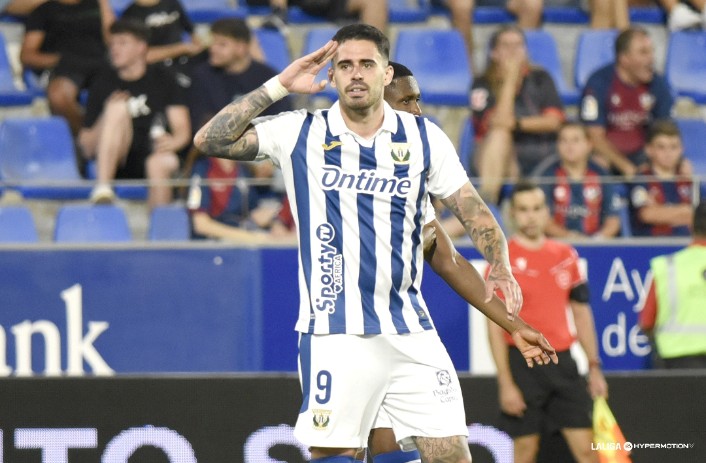 Todavía no está del todo bien, le sigue quedando mucho para ser el del ascenso. Pero ahí le tenéis, jornada 1 y primer gol

Ojalá este gol le suba la moral, le haga ganar confianza y volver a su máximo nivel, a ser el referente en ataque que necesitamos

Yo confío y creo en MDLF