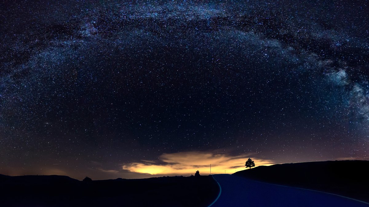 EspanaEnLatam's tweet image. 🌌En Javalambre, en la provincia de Teruel, uno de los cielos más oscuros de España para observar las estrellas como nunca antes✨✨✨
#VisitaEspaña #España #Aragón #Teruel #NaturalezaEnEspaña #Astroturismo #SlowTravel #ViajarDespacio #ThinkYouKnowSpain
