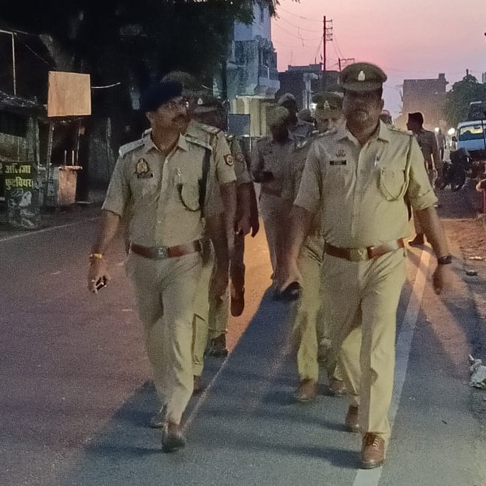 आगामी पर्व गणेश चतुर्थी के दृष्टिगत क्षेत्र में शांति एवं सुरक्षा व्यवस्था को अक्षुण्य बनाये रखने हेतु आज दिनांक 18.08.2025 को श्रीअरविंद कुमार चौरसिया  क्षेत्राधिकारी हसनगंज द्वारा थाना प्रभारी हसनगंज मय पुलिस बल के साथ थाना हसनगंज क्षेत्रान्तर्गत पैदल गस्त की गयी।