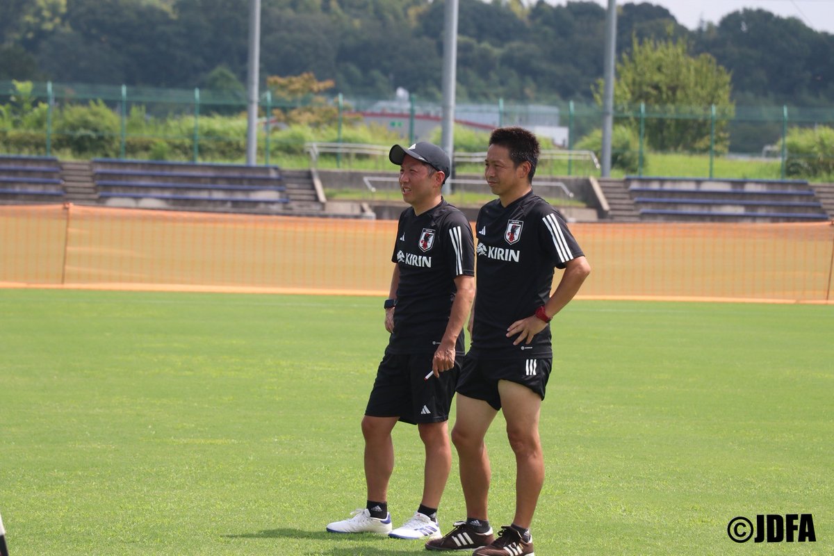 JDFA_official's tweet photo. 【第5回デフサッカー女子日本代表合宿 報告 8/15-8/17】

8月15日(土)〜8月17日(月)の三日間、東京都府中市の府中朝日フットボールパークにてデフサッカー女子日本代表合宿を開催しました。

府中市、府中朝日フットボールパークの皆様には多大な御支援をいただけたことや、日テレ・東京ヴェルディメニーナ様にはトレーニングマッチをお受け頂き実施できたこと、全ての関係者の皆様に心より感謝申し上げます。

↓山本典城監督コメ��ト
東京府中での合宿が無事終了しました。

今回の合宿も府中市、府中朝日フットボールパークの皆様の多大なるご支援の中、素晴らしい環境の中で3日間の合宿を実施することができました。

ありがとうございました。

合宿中に行ったトレーニングマッチの中では今自分たちが体現しようと積み重ねている形を実戦の中で再現できる場面も増えてきましたが、とくに個人の対人の部分で大きな課題をまだまだ感じさせられました。

改めてそれぞれがその部分に危機感を持ち、残りの時間自分と向き合い続けてほしいと思います。

トレーニングマッチの相手を引き受けてくださり、強度の高い実戦の場を作っていただいた日テレ・東京ヴェルディメニーナの皆さまにも感謝いたします。

東京2025デフリンピックまでいよいよ100日をきり、最終メンバーも発表されました。

残された時間、選手、スタッフ一丸となって最大限積み重ねていきます。

引き続き応援のほどよろしくお願い致します。

↓川畑菜奈選手コメント
今回は府中市でデフサッカー合宿をさせて頂きました。

素晴しいグラウンドで練習に取り組み、2日目には日テレ・東京ヴェルディメニーナさんと練習試合をさせていただきました。

チームとしてやれることが少しずつ増えてきた一方で新しい課題も出てきたのでそこをしっか��修正し、チームのレベルを今より一つでも上げることができたらと思います。

日テレ・東京ヴェルディメニーナさんの皆さんありがとうございます！

東京デフリンピックまで直前合宿を含め合宿は残り2回となりました。

これまで積み重ねてきたことをしっかり発揮できるよう、チームみんなで最後まで大切に準備していきます。

引き続き応援よろしくお願いします。

↓宮田夏実選手コメント

今回も���くの方々にサポートいただき、素晴らしい環境の中で合宿を実施することができました。

チーム戦術云々の前に個人のフィジカル・対人の強度をさらに高める必要があると改めて痛感しました。

この場所に立ってる私たちは、たくさんの人たちの想いを背負ってる「みんな」の代表です。

その自覚・責任・覚悟を持って、一人一人が後悔の無い日々を積み重ねることで、自分たちが輝ける場所に少しでも近づけるのだと思います。

私たちのデフサッカーを見て良かったと思ってもらえるよう引き続き精進して参ります。

𝕚𝕟𝕗𝕠𝕞𝕒𝕥𝕚𝕠𝕟
￣￣￣￣￣￣￣￣￣￣￣￣￣￣￣
東京2025デフリンピック大会
期間:2025年11月15日〜26日
場所:福島県Ｊ-village
https://t.co/QKNt24CbZe

#デフサッカー
#日本代表
#デフリンピック