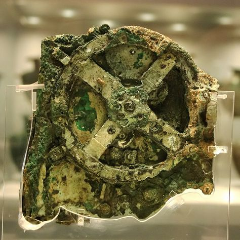 threadintello's tweet photo. On t'a menti. Les historiens disent que les civilisations antiques vivaient comme des primitifs dans des grottes. Mais cet "ordinateur" vieux de 2 000 ans était une invention qu'aucun ingénieur du 21e siècle n'arrive à expliquer. Bienvenue au mécanisme d'Anticythère : 🧵 https://t.co/erECsujyYL