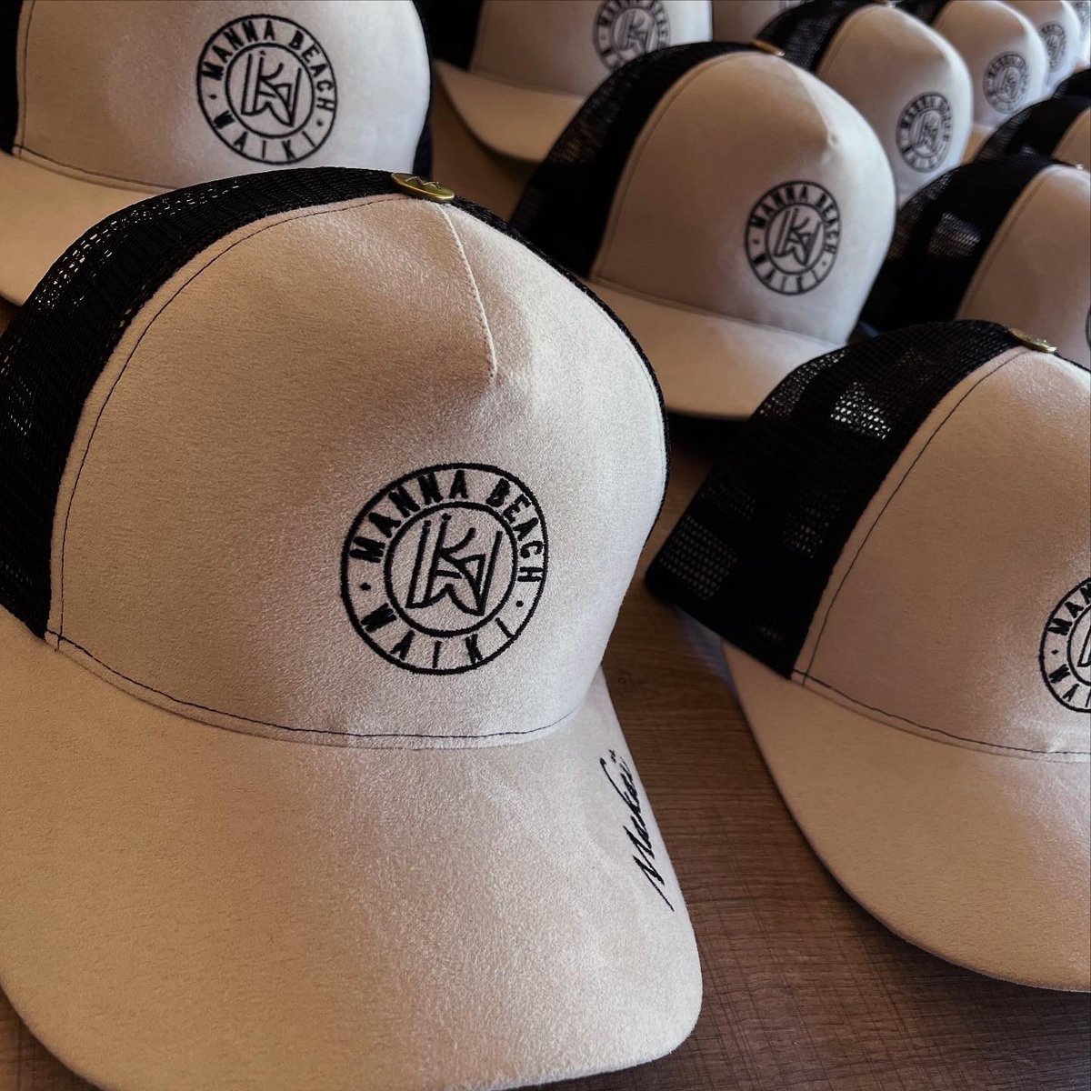 🧢✨ Élégance &amp; douceur signées MANNA x WAIKI x MAKAÏ
Voici la nouvelle casquette nubuck beige : un toucher velours, un style épuré, et une vibe qui colle à la peau ☀️

💬 “Slip : interdit. Casquette : obligatoire. C’est la loi non écrite du Cap d’Agde.”

#CapdAgde