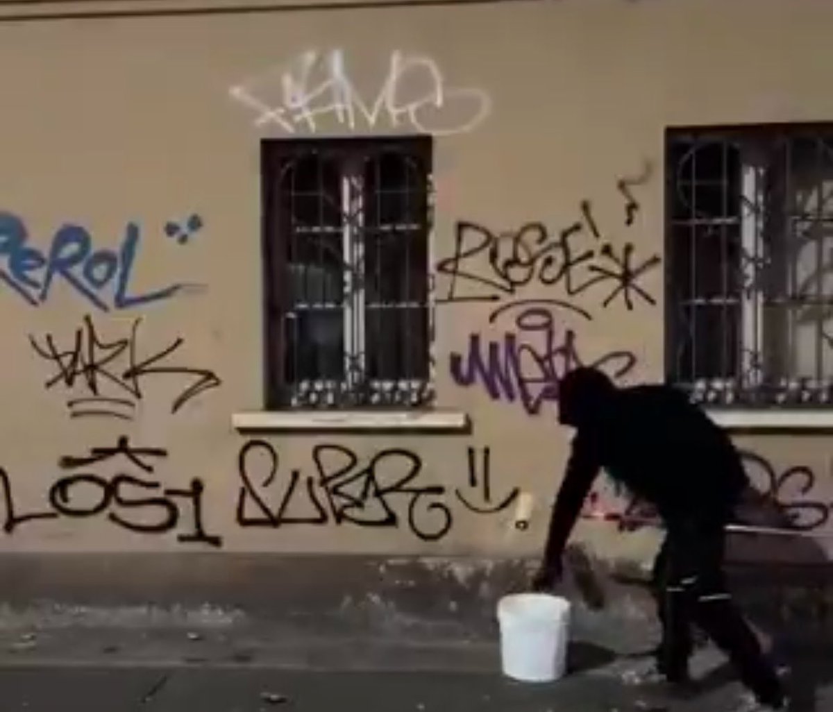 <a href="/orsobianco/">white bear</a> Ah perche queste invece cosa sono?
Opere d’arte? 
Oppure DEGRADO E VANDALISMO al cubo? 

Non è danneggiamento vero?