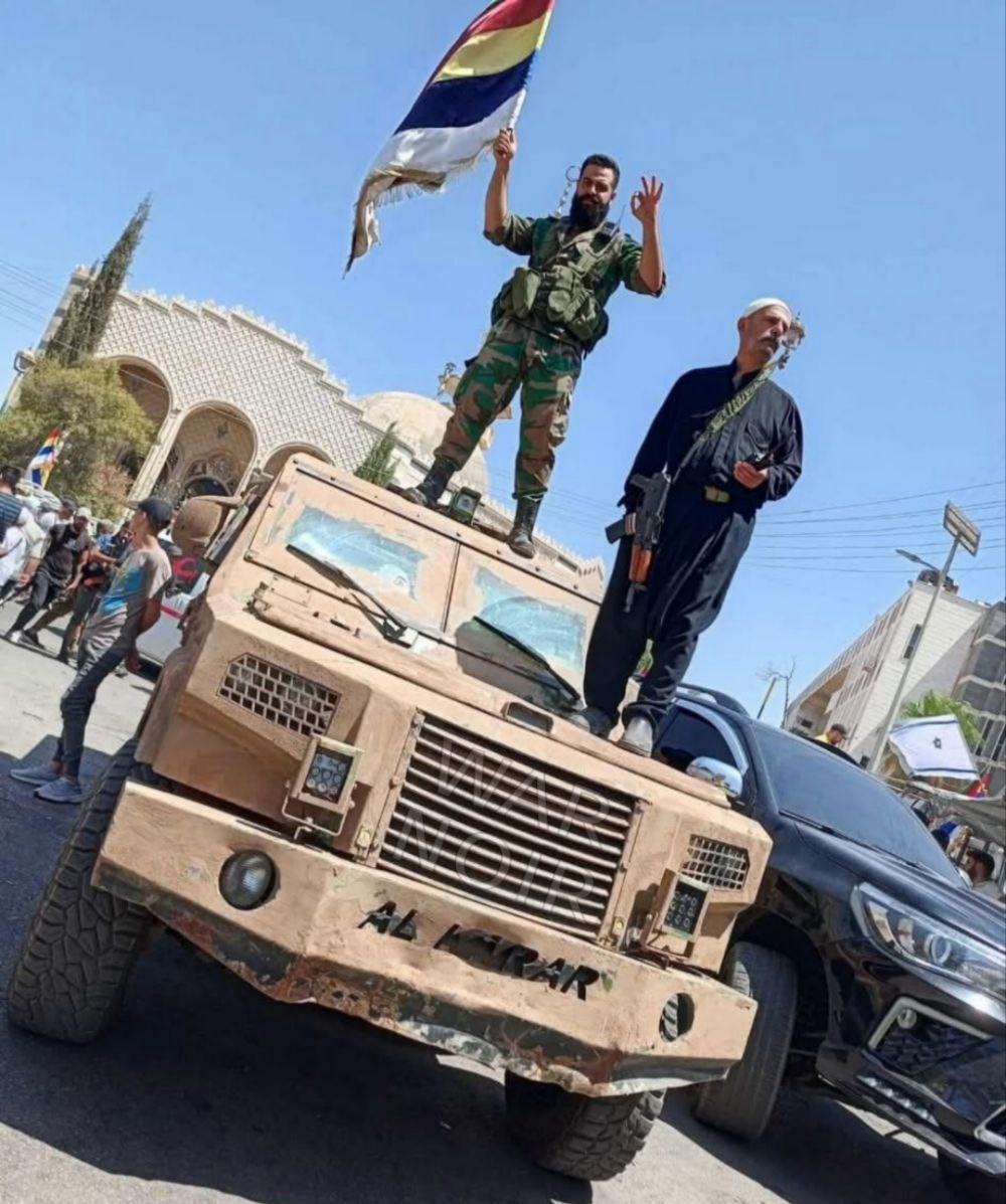 صورة جديدة نشرتها الميليشيات الدرزية وهي تحتفل مع أعلام #إسرائيل في مدينة السويداء

هذه هي #سوريا الجديدة التي وعد بها #أحمد_الشرع